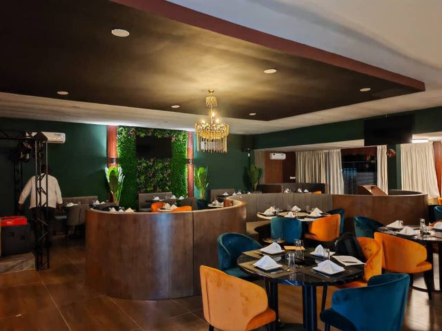 Round banquette